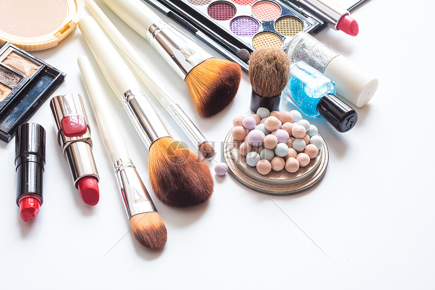 美与防护的交织 化妆品与劳保用品的艺术摆放